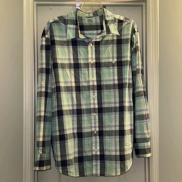 IZOD Saltwater Relaxed Classics Long Sleeve Button Down Shirt - Picture 1 of 5